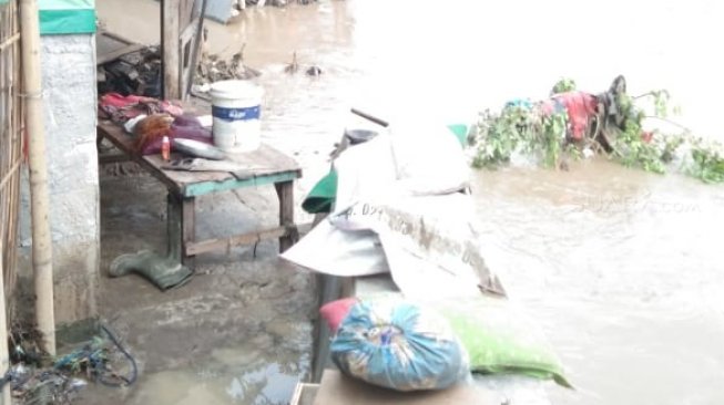 Banjir akibat luapan Kali Bekasi. (Suara.com/Yacub).