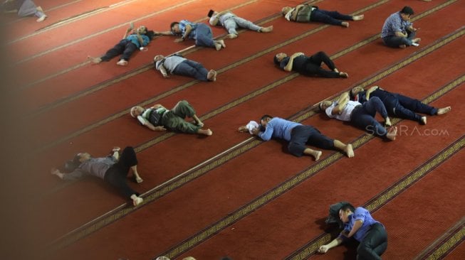 Jamaah saat melaksanakan tidur siang di ruang utama masjid Istiqlal, Jakarta Pusat, Sabtu (11/5). [Suara.com/Muhaimin A Untung]