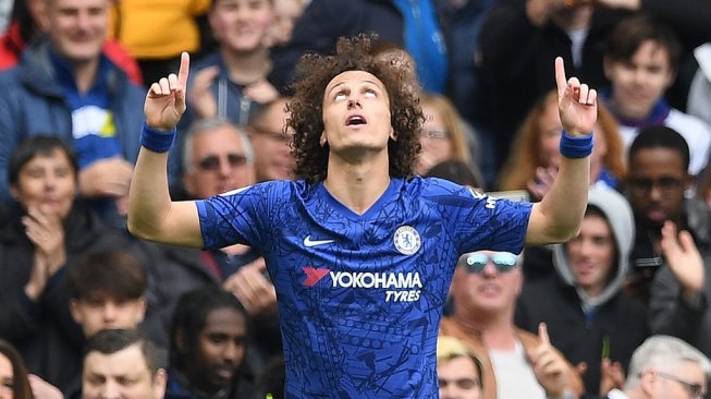 Centre-back Chelsea, David Luiz melakukan selebrasi usai mencetak gol. [Daniel LEAL-OLIVAS / AFP]