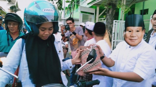 Unik, Siswa Madrasah Pakai Topeng Jokowi dan Prabowo Saat Bagikan Takjil