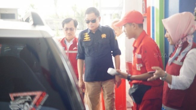 Menteri ESDM Ignasius Jonan saat meninjau jalur Tol Semarang-Surabaya. (Suara.com/Adi Purnomo).