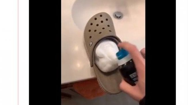 Sandal crocs diisi krim cukur. (Twitter/@Idchlo)