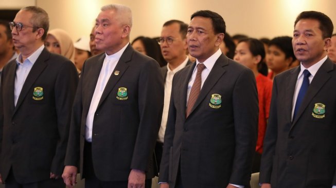 Ketua Umum PBSI Wiranto (kedua dari kanan) disela acara HUT PBSI ke-68 dan pelepasan Tim Indonesia ke Piala Sudirman 2019 yang diselenggarakan di Hotel Century, Senayan, Jakarta, Sabtu (11/5/2019). [Humas PBSI]