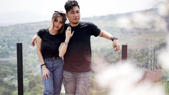 Rizal Armada dan istri, Monica Imas. [Instagram]