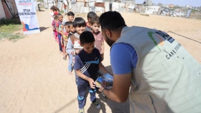 Anak Palestina Korban Perang Antre Terima Makanan untuk Berbuka Puasa