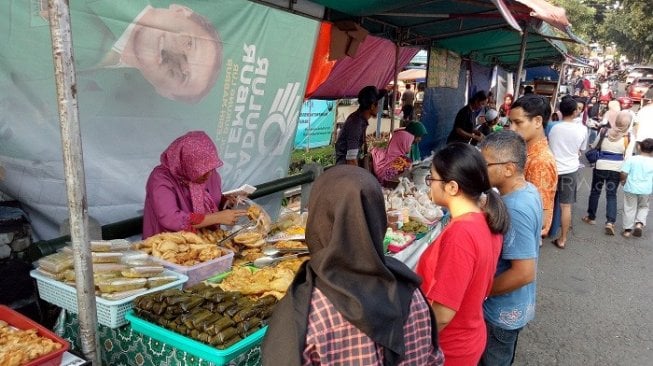 Ragam takjil menggugah selera yang dijajakan di sepanjang Jalan Bangbarung, Kecamatan Bogor Utara, Kota Bogor, Minggu (12/5/2019). (Suara.com/Rambiga)