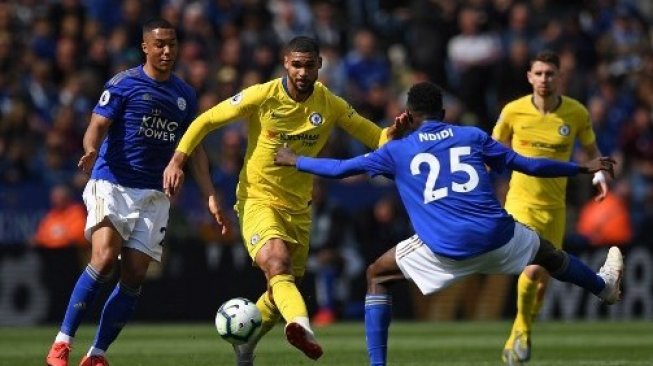 Gelandang Chelsea Ruben Loftus-Cheek (tengah) melepaskan umpan saat menghadapi Leicester City di King Power Stadium. Daniel LEAL-OLIVAS / AFP 