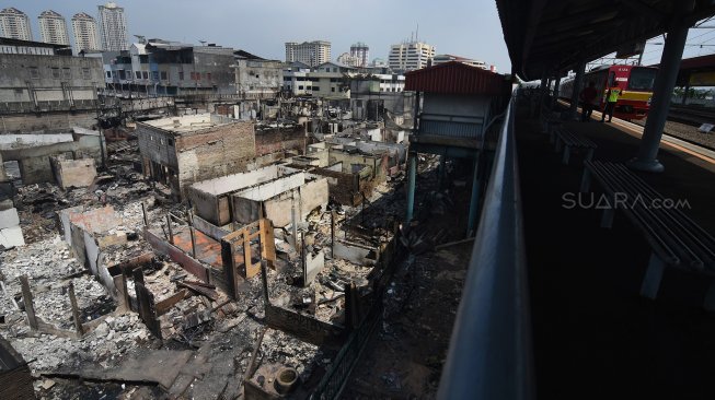 Suasana permukiman padat penduduk yang hangus pascakebakaran di Kampung Bandan, Jakarta Utara, Minggu (12/5). [ANTARA FOTO/Indrianto Eko Suwarso]