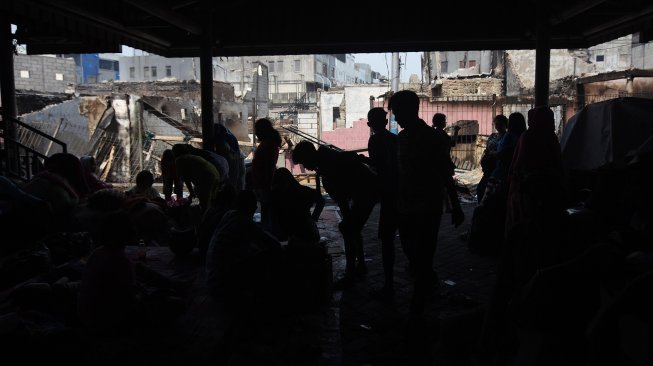 Suasana permukiman padat penduduk yang hangus pascakebakaran di Kampung Bandan, Jakarta Utara, Minggu (12/5). [ANTARA FOTO/Indrianto Eko Suwarso]