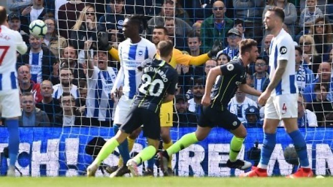 Bek Manchester City Aymeric Laporte (kedua kanan) merayakan golnya ke gawang Brighton and Hove Albion guna membawa Manchester City memimpin 2-1 di pekan terakhir Liga Inggris. Glyn KIRK / AFP