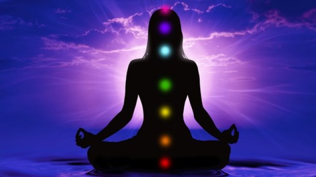 Ilustrasi orang meditasi dengan warna aura dan cakranya. (Shutterstock)