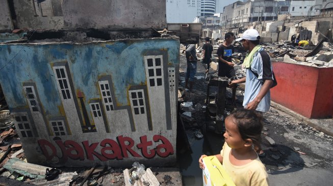 Suasana permukiman padat penduduk yang hangus pascakebakaran di Kampung Bandan, Jakarta Utara, Minggu (12/5). [ANTARA FOTO/Indrianto Eko Suwarso]