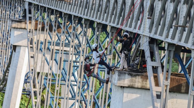 Sejumlah penggiat alam melakukan "rappeling" atau menuruni Jembatan Cirahong peninggalan Belanda di Kabupaten Tasikmalaya, Jawa Barat, Sabtu (11/). [ANTARA FOTO/Adeng Bustomi]