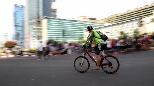 Warga beraktifitas saat Hari Bebas Kendaraan Bermotor atau Car Free Day (CFD) di kawasan Bundaran HI, Jakarta, Minggu (12/5). [Suara.com/Arief Hermawan P]
