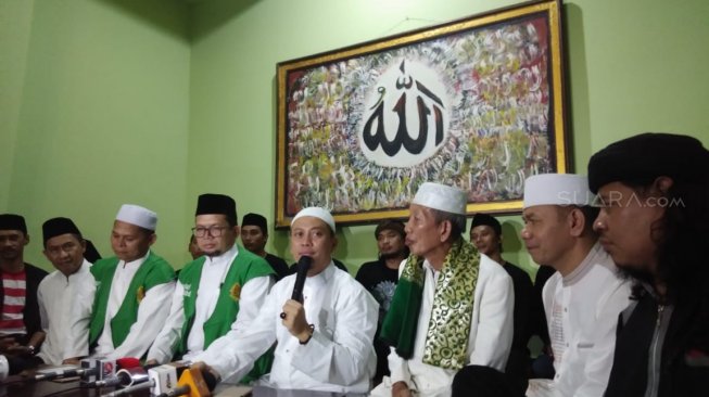 Opick menggelar jumpa pers bersama Dewan Ulama Thariqah Indonesia di kediamannya di kawasan Pulo Gebang, Jakarta Timur, Minggu (12/5/2019). [Suci Febriastuti/Suara.com]