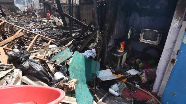 Suasana permukiman padat penduduk yang hangus pascakebakaran di Kampung Bandan, Jakarta Utara, Minggu (12/5). [ANTARA FOTO/Indrianto Eko Suwarso]