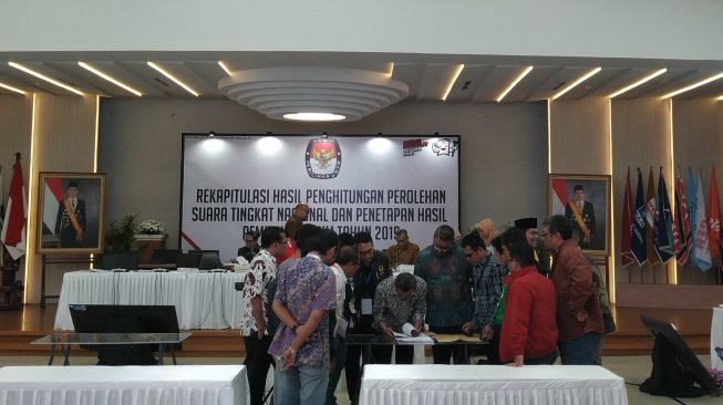 Senin Ini KPU Rekapitulasi 4 Provinsi, Siapa Menang? Prabowo atau Jokowi?