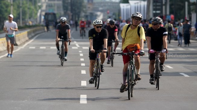 Warga beraktifitas saat Hari Bebas Kendaraan Bermotor atau Car Free Day (CFD) di kawasan Bundaran HI, Jakarta, Minggu (12/5). [Suara.com/Arief Hermawan P]
