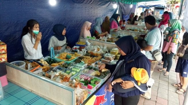 Tradisi Takjil Ramadan dan Petaka Ratusan Ton Sampah di Jakarta