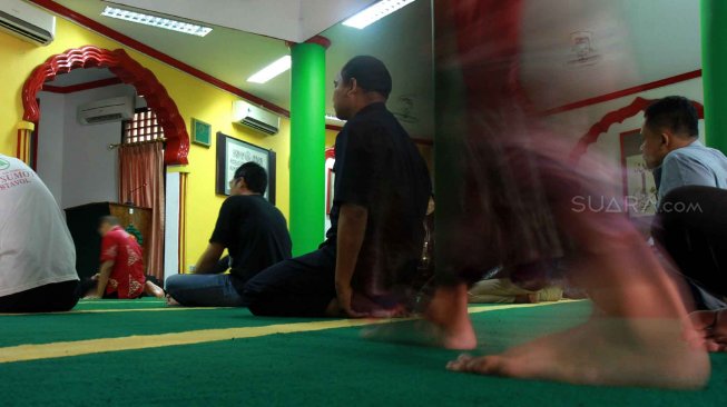 Suasana di Masjid Lautze, Jakarta, Minggu (12/5). [Suara.com/Oke Atmaja]