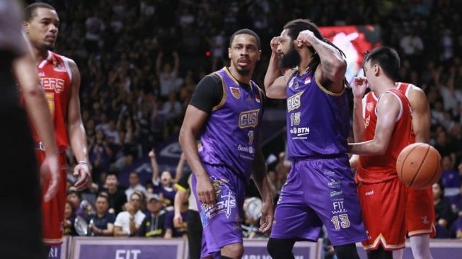 Legiun asing milik CLS Knights Indonesia, Darryl Watkins (kedua dari kanan) berhasil menjadi bintang kemenangan timnya di laga keempat final ABL 2018/2019 setelah membukukan double-double dengan rincian 28 poin dan 16 rebound, serta lima assist. [Dok. CLS Knights Indonesia] 