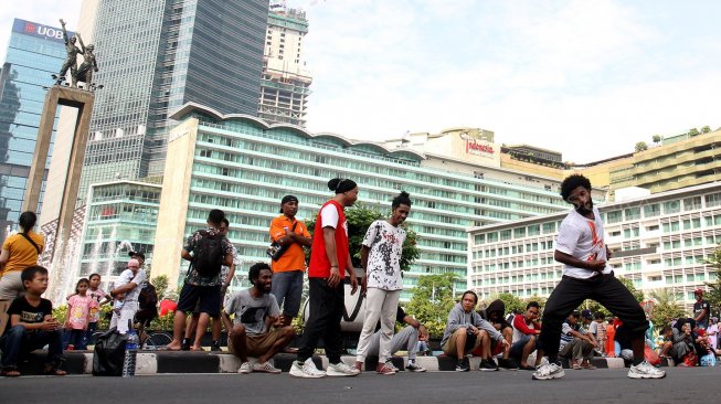 Warga beraktifitas saat Hari Bebas Kendaraan Bermotor atau Car Free Day (CFD) di kawasan Bundaran HI, Jakarta, Minggu (12/5). [Suara.com/Arief Hermawan P]
