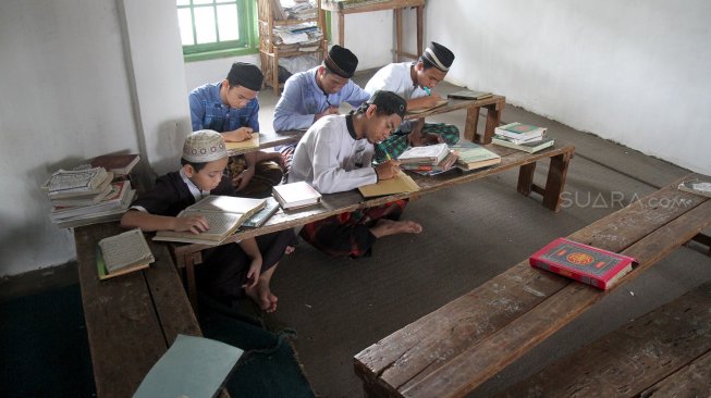 Santri melaksanakan kajian Kitab Kuning di Pondok Pesantren Al-Miizan, Kabupaten Bogor, Jawa Barat, Senin (13/5). [Suara.com/Arief Hermawan P]