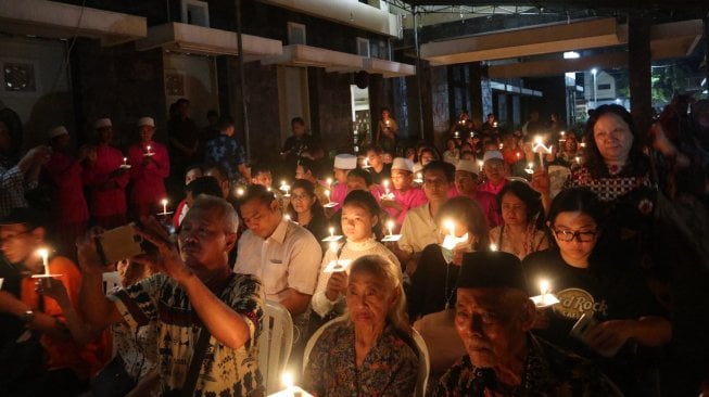 Doa bersama lintas agama di Gereja Santa Maria Tak Bercela, Kota Surabaya, Jawa Timur. [Suara.com/Achmad Ali]