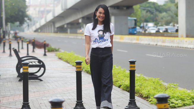 Artis Endhita Wibisiono berpose saaat kunjungan di kantor Redaksi Suara.com, Jakarta, Senin (13/5). [Suara.com/Muhaimin A Untung]