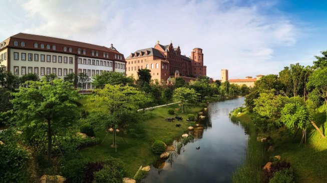 Pusat riset Huawei di tepi Danau Songshan, China. [Huawei]