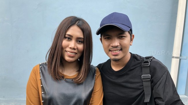 Evi Masamba dan suaminya, Arif Hajrianto, di Jalan Kapten P. Tendean, Mampang Prapatan, Jakarta Selatan, Senin (13/5/2019). [Revi Cofans Rantung/Suara.com]