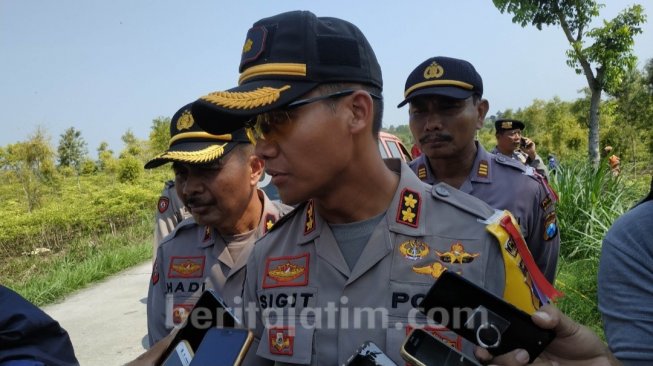 Mayat Terbakar di Persawahan Jagung Diletakan di Atas Daun Pintu