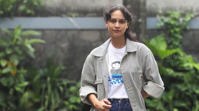 Artis Lutesha Sadhewa berpose saaat kunjungan di kantor Redaksi Suara.com, Jakarta, Senin (13/5). {Suara.com/Muhaimin A Untung]