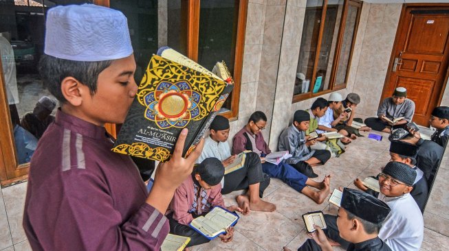 Sejumlah santri mengikuti kegiatan menghafal Alquran (Hafiz Quran) di Pondok Pesantren As Sunnah, Paseh, Kota Tasikmalaya, Jawa Barat, Senin (13/5). [ANTARA FOTO/Adeng Bustomi]