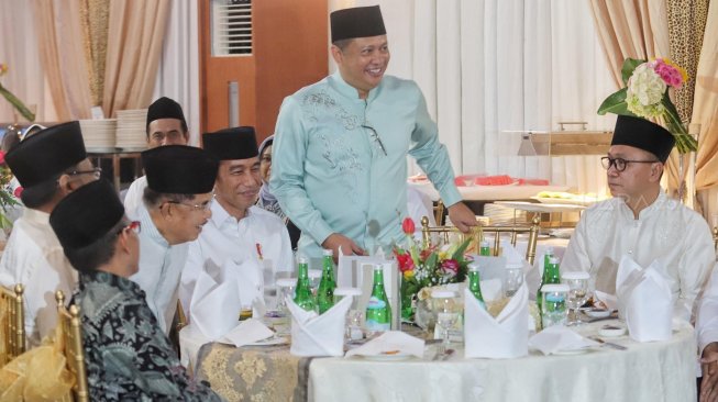 Presiden Joko Widodo dengan Wapres Jusuf Kalla bersama Ketua DPR RI Bambang Soesatyo dan Ketua MPR RI Zulkifli Hasan ketika menghadiri buka puasa bersama di Rumah Dinas Ketua DPR Kawasan Widya Chandra Jakarta, senin (13/5). [Suara.com/Muhaimin A Untung]