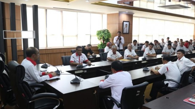 Legenda tinju Indonesia, Ellyas Pical (kanan), bersama perwakilan karyawan KONI Pusat mengadakan pertemuan terkait tunggakan gaji dengan Sesmenpora Gatot S. Dewa Broto (kiri) di Gedung Kemenpora, Senayan, Jakarta, Senin (13/5/2019). [Dok. Kemenpora]