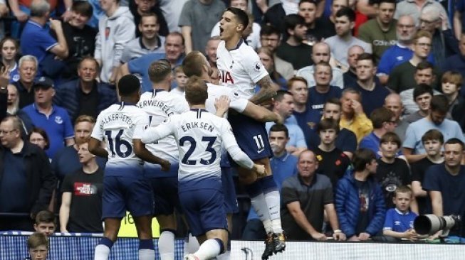 Para pemain Tottenham Hotspur merayakan gol Eric Dier ke gawang Everton dalam laga pekan terakhir Liga Inggris. Ian KINGTON / AFP