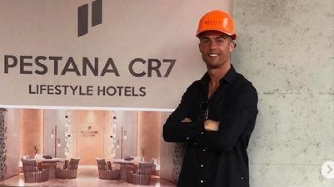 Begini Aksi Cristiano Ronaldo Bergaya dengan Helm Proyek