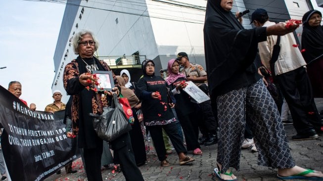 Sejumlah keluarga korban tragedi Mei 1998 mengikuti Refleksi 21 Tahun Tragedi Mei 1998 di lokasi terjadinya kerusuhan dan pembakaran di Mall Klender, Jakarta, Senin (13/5). [ANTARA FOTO/Aprillio Akbar]