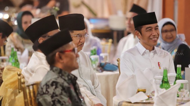 Presiden Joko Widodo dengan Wapres Jusuf Kalla bersama Ketua DPR RI Bambang Soesatyo dan Ketua MPR RI Zulkifli Hasan ketika menghadiri buka puasa bersama di Rumah Dinas Ketua DPR Kawasan Widya Chandra Jakarta, senin (13/5). Ketua DPR RI Menggelar buka puasa bersama pimpinan lembaga tinggi negara. [Suara.com/Muhaimin A Untung]