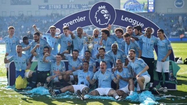 Para pemain Manchester City merayakan sukses mereka mengangkat trofi Premier League setelah mengalahkan Brighton and Hove Albion 4-1` di American Express Community Stadium. Glyn KIRK / AFP