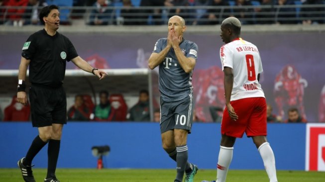 Ekspresi winger Bayern Munich, Arjen Robben (tengah), saat klubnya menghadapi tuan rumah RB Leipzig di Red Bull Arena, Sabtu (11/5/2019), dalam pertandingan Liga Jerman pekan ke-33. [AFP/Odd Andersen]