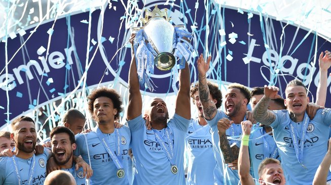 Para pemain Manchester City merayakan gelar juara Liga Inggris 2018/2019 di American Express Community Stadium, Brighton, Inggris, Minggu (12/5). [Glyn KIRK / AFP]