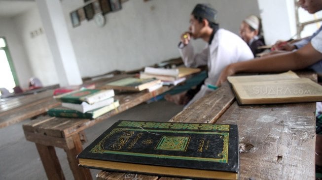 Santri melaksanakan kajian Kitab Kuning di Pondok Pesantren Al-Miizan, Kabupaten Bogor, Jawa Barat, Senin (13/5). [Suara.com/Arief Hermawan P]