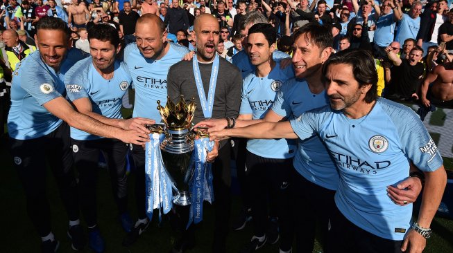 Manajer Manchester City Pep Guardiola merayakan gelar juara Liga Inggris 2018/2019 di American Express Community Stadium, Brighton, Inggris, Minggu (12/5). [Glyn KIRK / AFP]