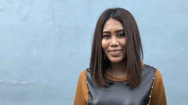 Evi Masamba dan suaminya, Arif Hajrianto, di Jalan Kapten P. Tendean, Mampang Prapatan, Jakarta Selatan, Senin (13/5/2019). [Revi Cofans Rantung/Suara.com]