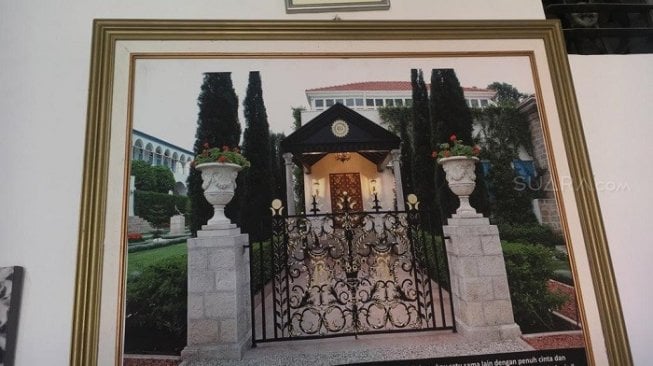 Potret makam Baha’ullah,  terpajang di Kantor Pusat Agama Bahai Indonesia, Gambir, Jakarta Pusat. [Suara.com/Erick Tanjung]