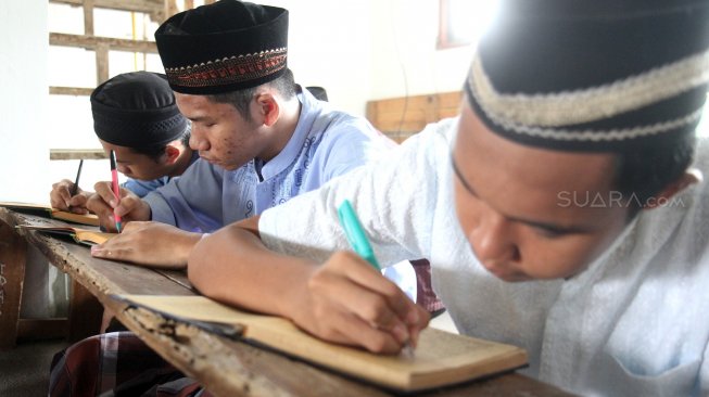 Santri melaksanakan kajian Kitab Kuning di Pondok Pesantren Al-Miizan, Kabupaten Bogor, Jawa Barat, Senin (13/5). [Suara.com/Arief Hermawan P]