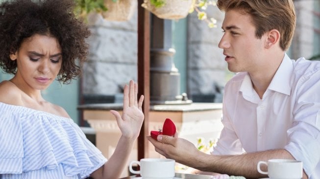 Kejamnya Netizen, Cincin Kawin Perempuan Ini Diejek Setipis Timah