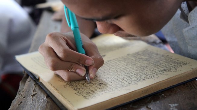 Santri melaksanakan kajian Kitab Kuning di Pondok Pesantren Al-Miizan, Kabupaten Bogor, Jawa Barat, Senin (13/5). [Suara.com/Arief Hermawan P]